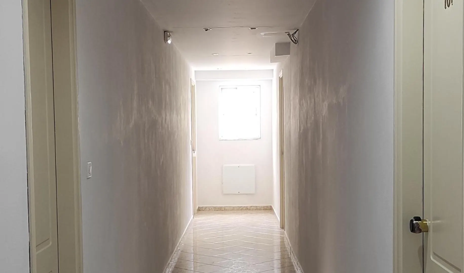 בית הארחה בורש Sunset Studios אלבניה