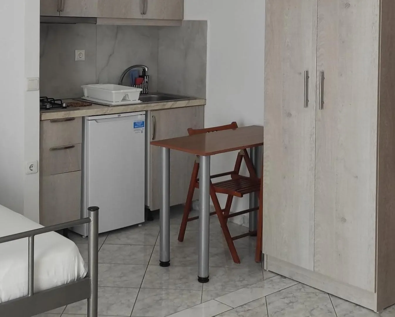 בית הארחה בורש Sunset Studios אלבניה