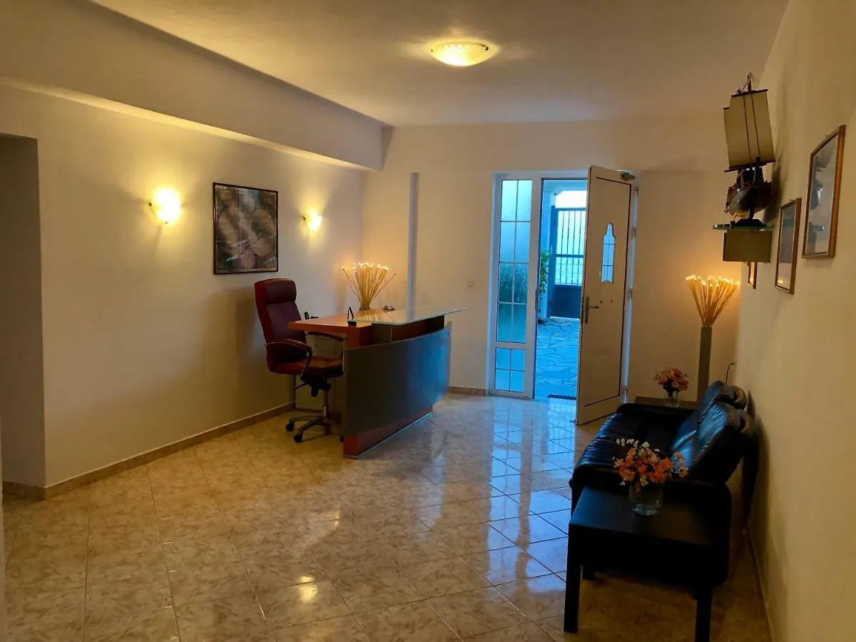 בית הארחה בורש Sunset Studios אלבניה
